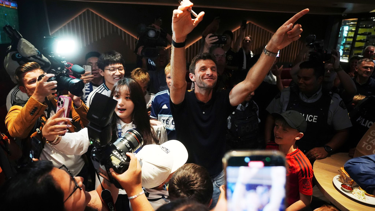 Vom Musqueam-Häuptling Wayne Sparrow bekam Müller einen Umhang geschenkt.  - Foto: Darryl Dyck/The Canadian Press/AP/dpa