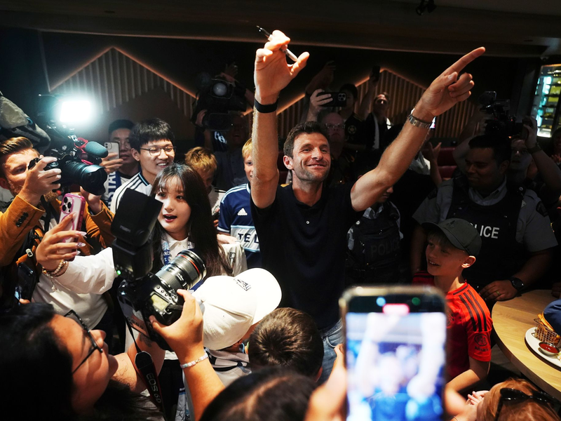 Vom Musqueam-Häuptling Wayne Sparrow bekam Müller einen Umhang geschenkt.  - Foto: Darryl Dyck/The Canadian Press/AP/dpa