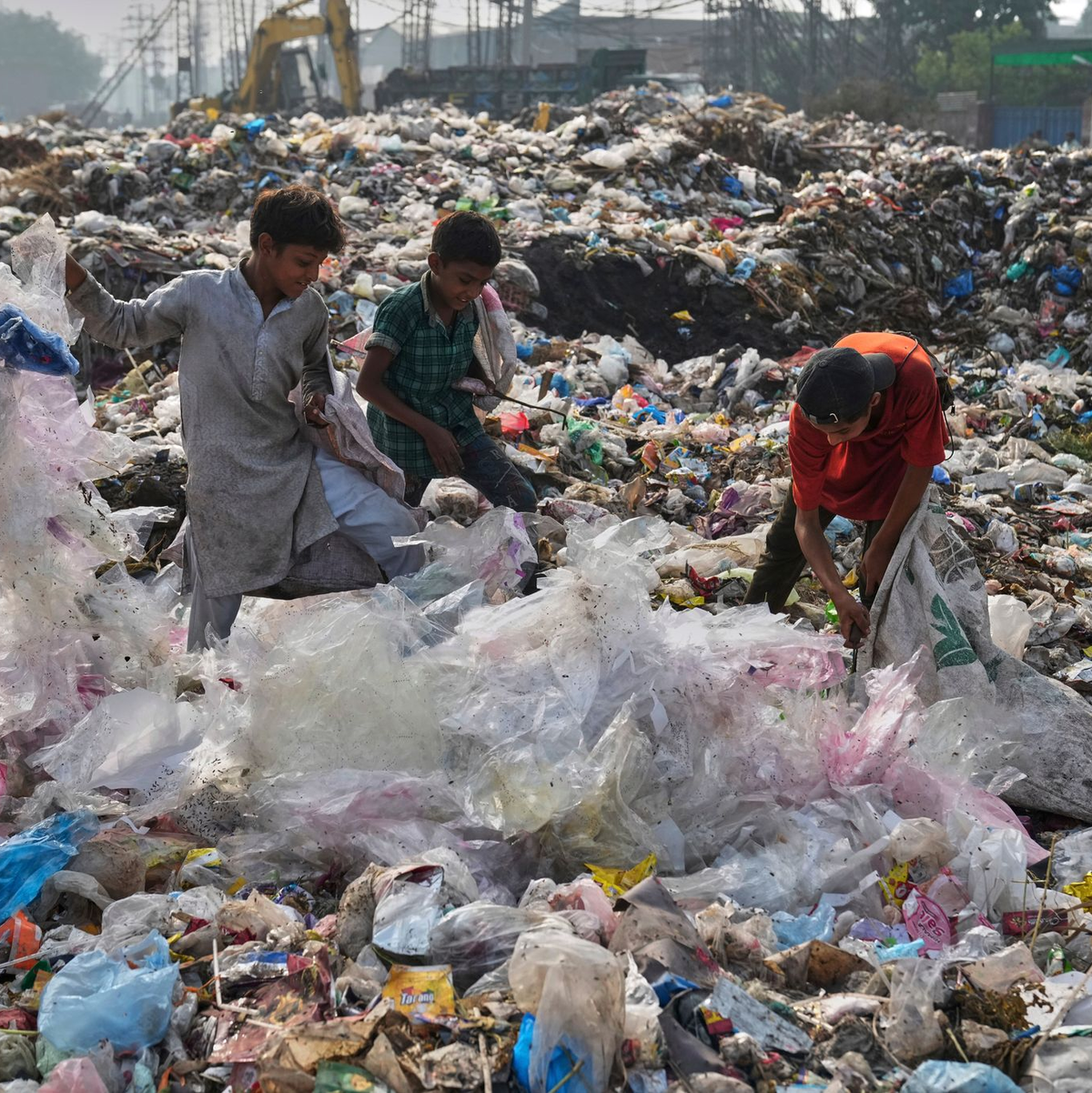 Von Plastikmüll besonders betroffene Länder wollen ein ehrgeiziges Abkommen. (Archivbild) - Foto: K.M. Chaudary/AP/dpa