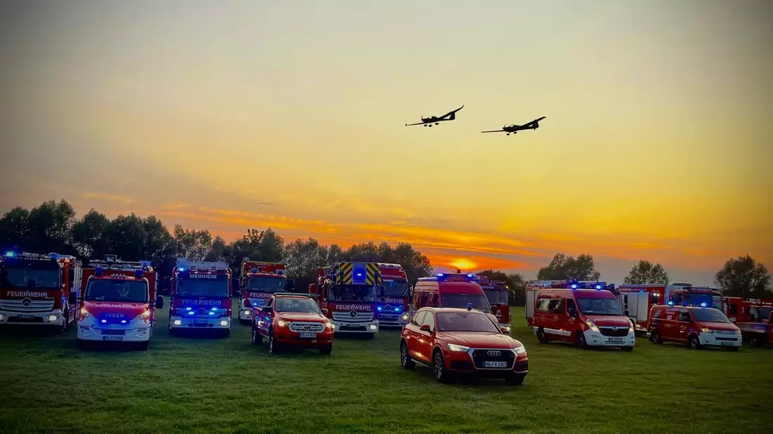FW Weinheim: Sammelfieber in Uniform Die Weinheimer Feuerwehr wird zum Stickeralbum - Bild: presseportal.de