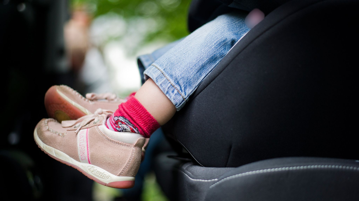 Die meisten jüngeren Kinder werden bei Unfällen im Auto verletzt oder getötet. (Symbolbild)  - Foto: Nicolas Armer/dpa/dpa-tmn