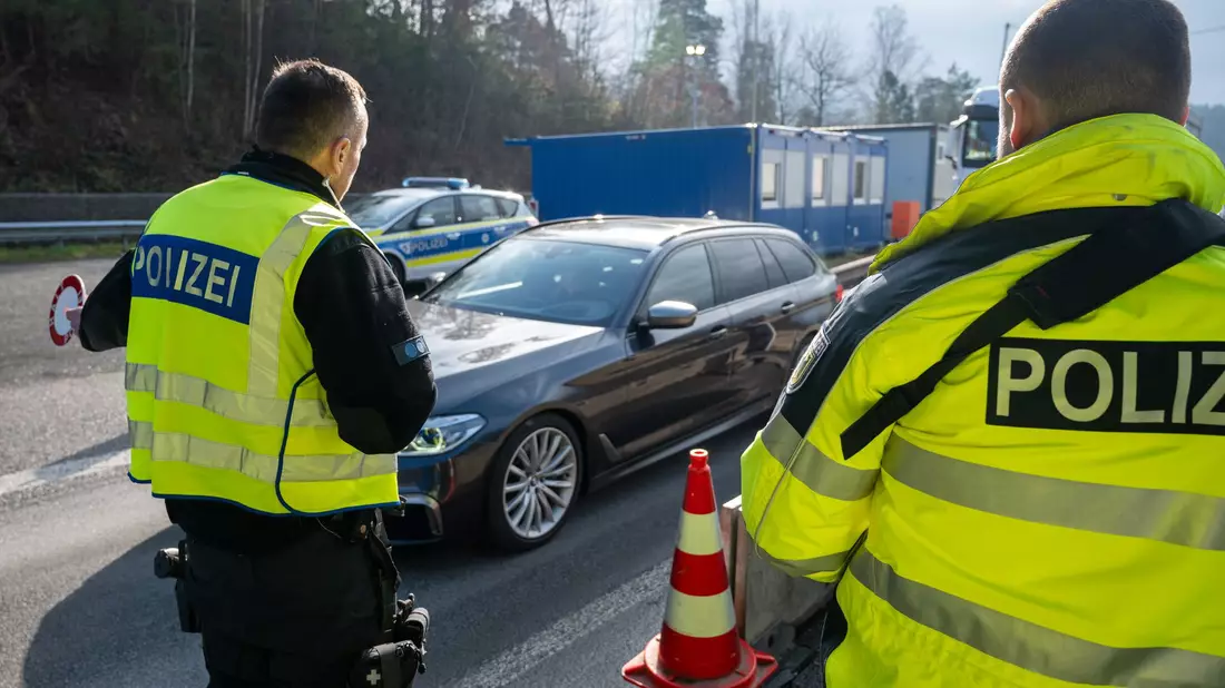 Seit vergangenem September wird an allen deutschen Grenzen kontrolliert. (Archivbild) - Bild: Harald Tittel/dpa