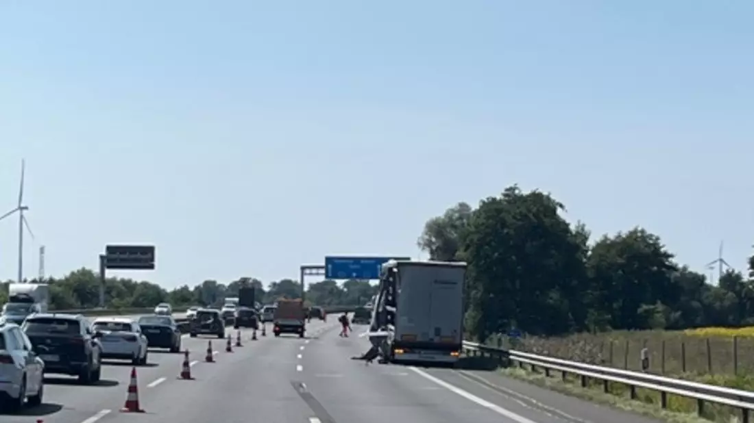 POL-ROW: ++ A1: Mann wird von Lkw erfasst und verstirbt noch an der Unfallstelle ++ - Bild: presseportal.de