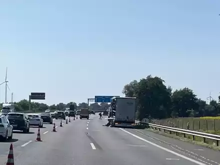 POL-ROW: ++ A1: Mann wird von Lkw erfasst und verstirbt noch an der Unfallstelle ++ - Foto: presseportal.de