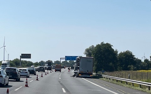 POL-ROW: ++ A1: Mann wird von Lkw erfasst und verstirbt noch an der Unfallstelle ++ - Foto: presseportal.de POL-ROW: ++ A1: Mann wird von Lkw erfasst und verstirbt noch an der Unfallstelle ++ - Foto: presseportal.de
