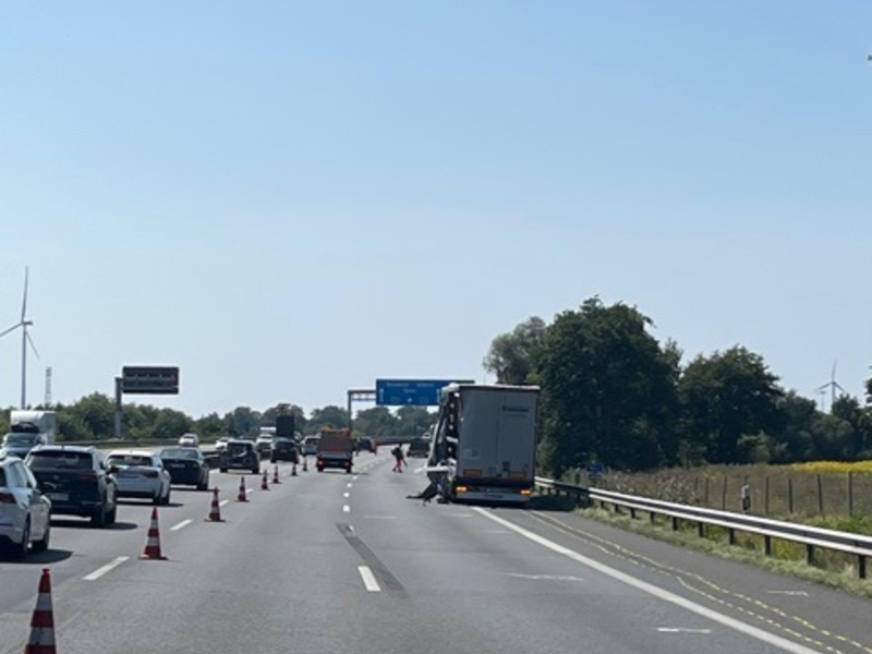 POL-ROW: ++ A1: Mann wird von Lkw erfasst und verstirbt noch an der Unfallstelle ++ - Foto: presseportal.de