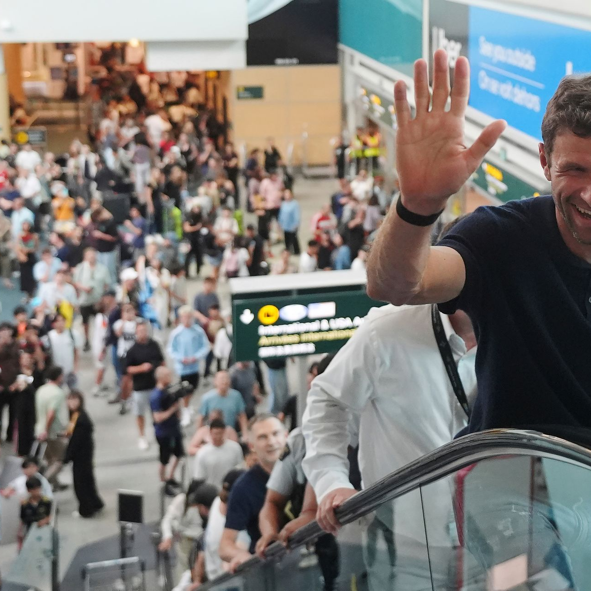 Thomas Müller ist vom herzlichen Empfang in Vancouver sichtlich erfreut - Foto: Darryl Dyck/The Canadian Press/AP/dpa