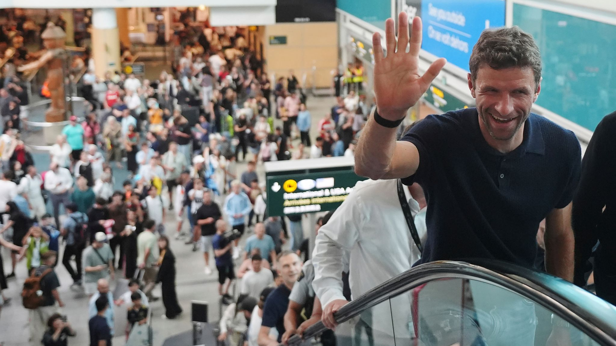 Thomas Müller bei der Ankunft in Vancouver. - Foto: Darryl Dyck/The Canadian Press/AP/dpa