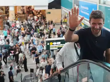 Thomas Müller bei der Ankunft in Vancouver. - Foto: Darryl Dyck/The Canadian Press/AP/dpa