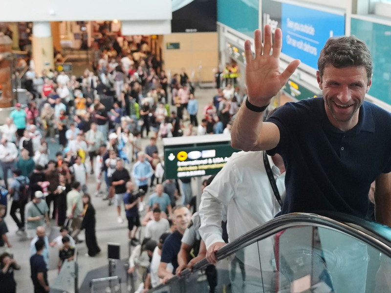 Thomas Müller bei der Ankunft in Vancouver. - Foto: Darryl Dyck/The Canadian Press/AP/dpa