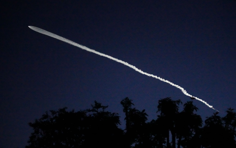 US-Präsident Trump will bürokratische Hürden für die heimische Raumfahrtindustrie aus dem Weg räumen. (Archivbild) - Foto: Damian Dovarganes/AP/dpa
