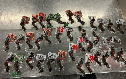 HZA-D: Luxusschmuck zwischen Entenfüßen / Zoll Düsseldorf findet mehrere Schmuckstücke und leitet Verfahren ein - Foto: presseportal.de