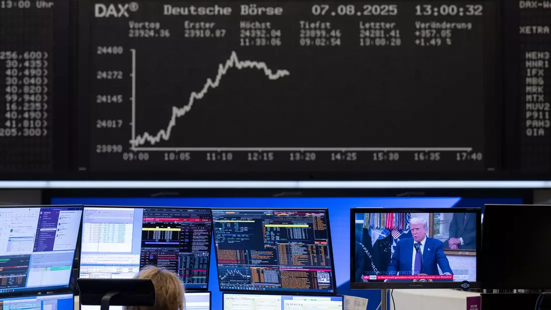 Der Zollstreit sorgt für Umsatzeinbußen, aber viele Dax-Konzerne verdienen trotzdem noch gut. (Symbolbild) - Bild: Boris Roessler/dpa