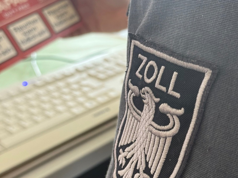 HZA-S: Fehlinformationen aus dem Internet / mehr als 9.000 Zigaretten zu viel im Gepäck - Foto: presseportal.de