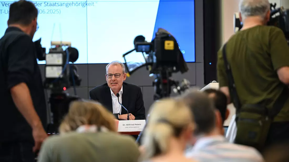 Der Fraktionsvorsitzende der AfD im Landtag, Hans-Christoph Berndt, wirft dem Verfassungsschutz Willkür vor. - Bild: Britta Pedersen/dpa