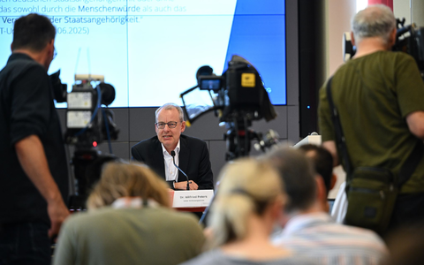 Das Gutachten zur Einstufung der AfD Brandenburg als gesichert rechtsextremistisch wurde am Donnerstag offengelegt. - Foto: Britta Pedersen/dpa Das Gutachten zur Einstufung der AfD Brandenburg als gesichert rechtsextremistisch wurde am Donnerstag offengelegt. - Foto: Britta Pedersen/dpa