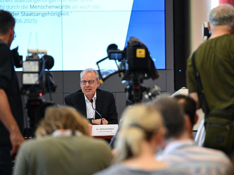 Dennis Hohloch, Parlamentarischer Geschäftsführer der Brandenburger AfD, sieht die Afd nicht als verfassungsfeindlich. - Foto: Britta Pedersen/dpa