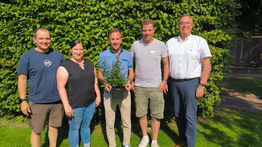 Vom Bundestag in die Baumschule: MdB Bastian Ernst absolviert Praktikum bei der Oldenburger Pflanzen GmbH - Bild: presseportal.de