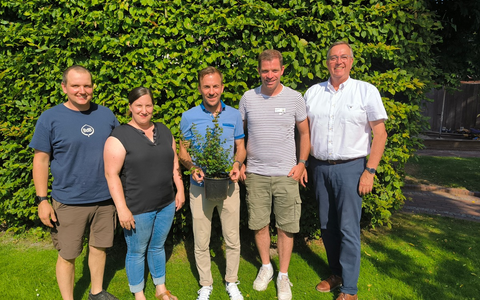 Vom Bundestag in die Baumschule: MdB Bastian Ernst absolviert Praktikum bei der Oldenburger Pflanzen GmbH - Foto: presseportal.de