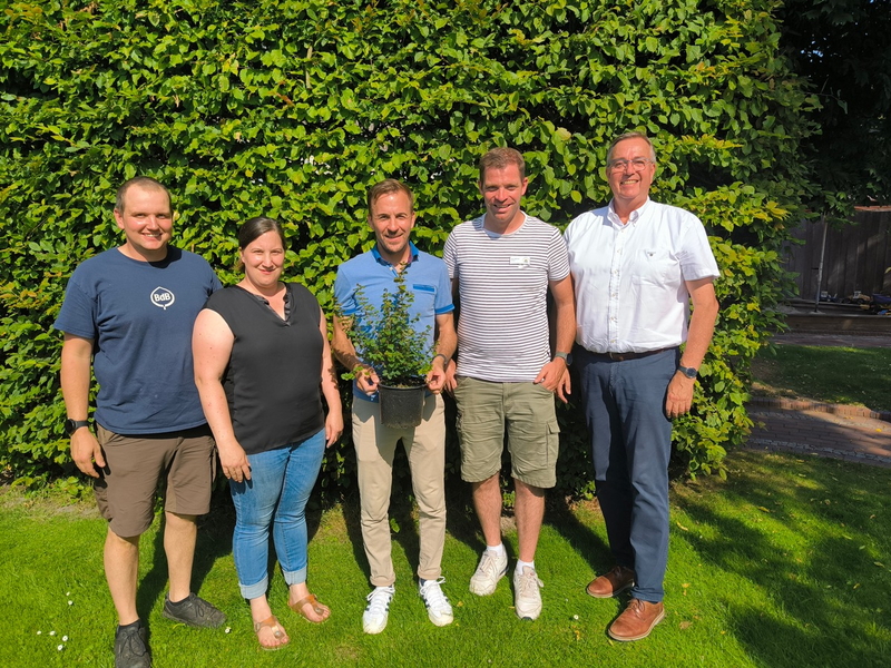 Vom Bundestag in die Baumschule: MdB Bastian Ernst absolviert Praktikum bei der Oldenburger Pflanzen GmbH - Foto: presseportal.de