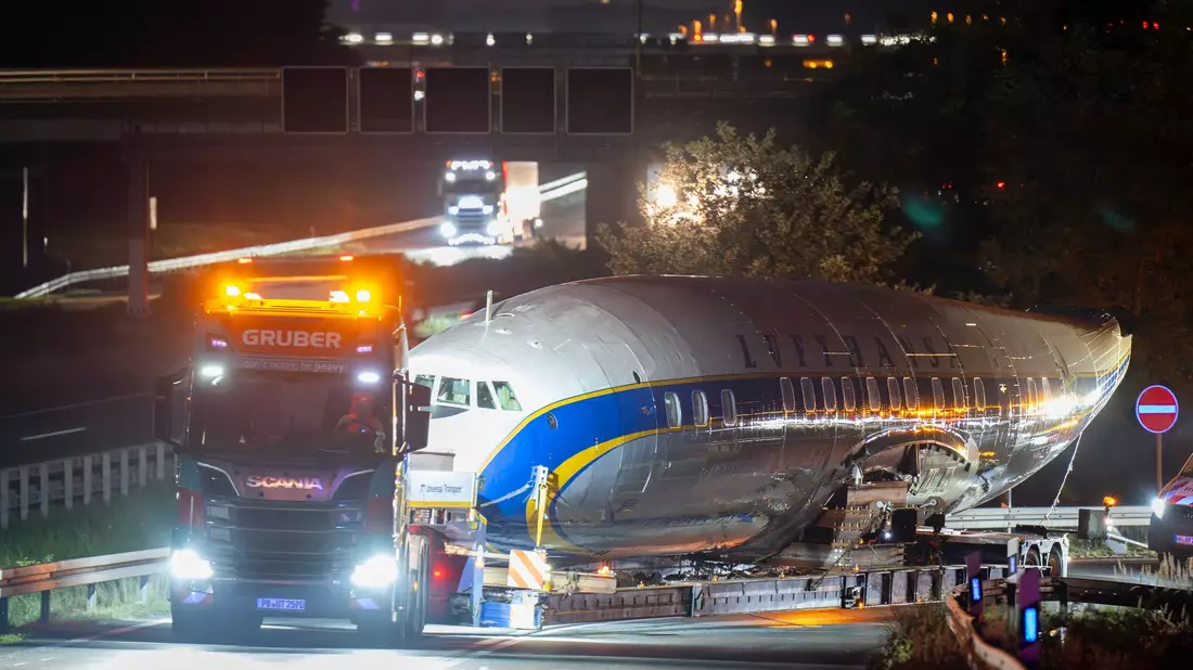 Die nicht mehr flugfähige Constellation Super Star wird über die Straße zum «Hangar One» am Frankfurter Flughafen geschleppt. Das Flugzeug steht für das Ende von Propeller-Flugzeugen auf der Langstrecke. (Archivbild) - Bild: Boris Roessler/dpa