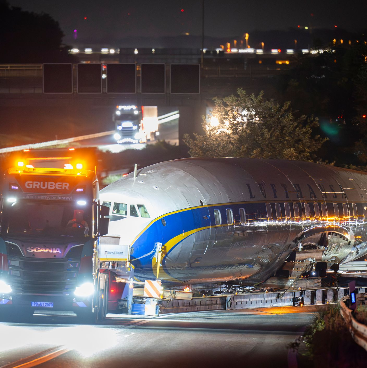 Per Schwertransport kommt das historische Flugzeug nach Frankfurt. - Foto: Boris Roessler/dpa