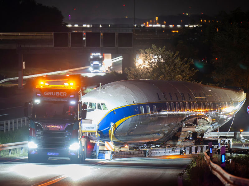 Per Schwertransport kommt das historische Flugzeug nach Frankfurt. - Foto: Boris Roessler/dpa