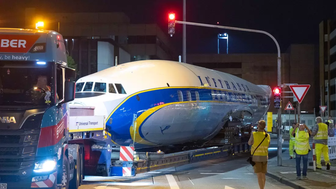 Per Schwertransport kommt das historische Flugzeug nach Frankfurt. - Bild: Boris Roessler/dpa