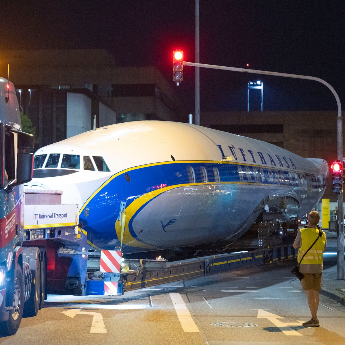 Per Schwertransport kommt das historische Flugzeug nach Frankfurt. - Foto: Boris Roessler/dpa