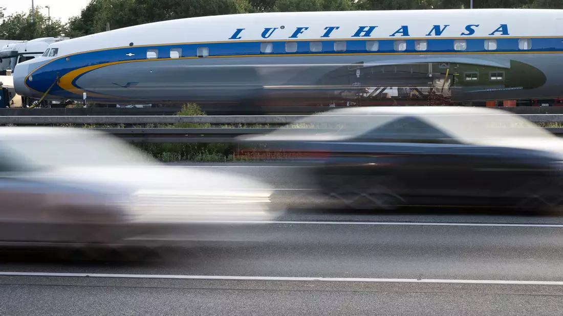 Per Schwertransport kommt das historische Flugzeug nach Frankfurt. - Bild: Boris Roessler/dpa