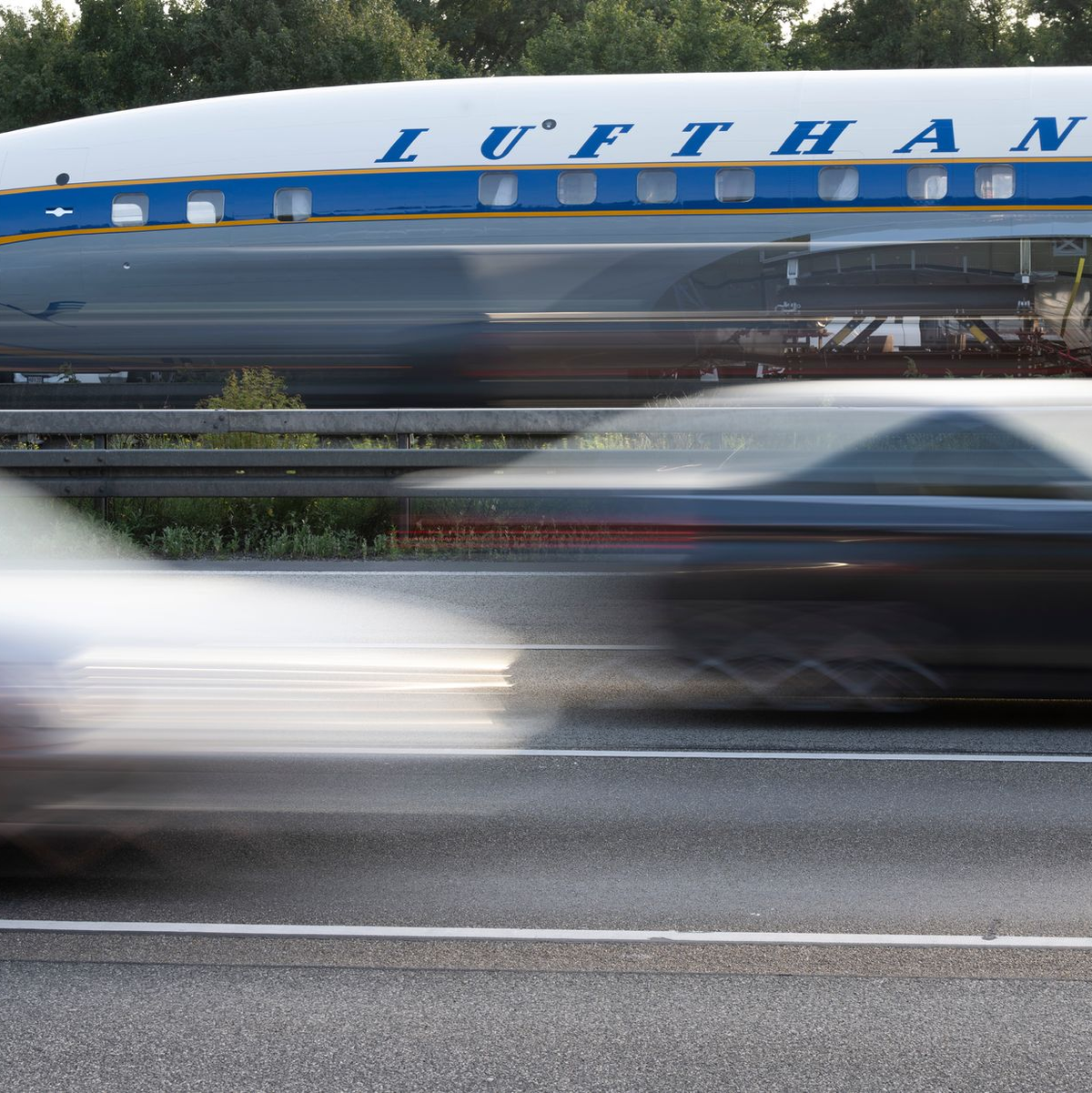Per Schwertransport kommt das historische Flugzeug nach Frankfurt. - Foto: Boris Roessler/dpa