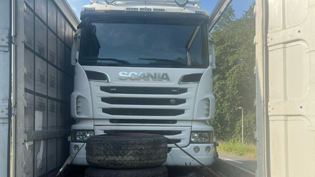 POL-HRO: Gespann mit mangelnder Ladungssicherung auf der BAB 19 gestoppt - Foto: presseportal.de