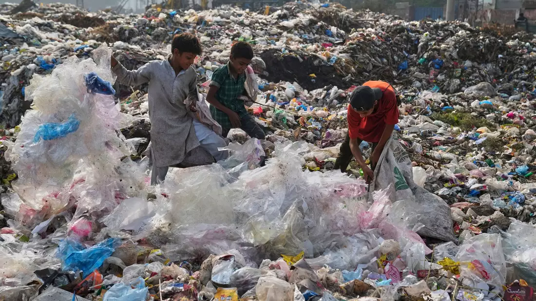 Plastikabfall wird auch exportiert und sorgt in vielen Entwicklungsländern für Probleme. (Archivbild) - Bild: K.M. Chaudary/AP/dpa