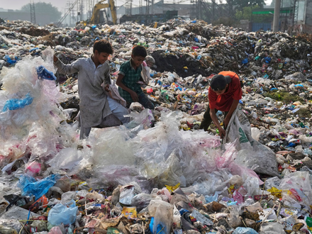Plastikabfall wird auch exportiert und sorgt in vielen Entwicklungsländern für Probleme. (Archivbild) - Foto: K.M. Chaudary/AP/dpa