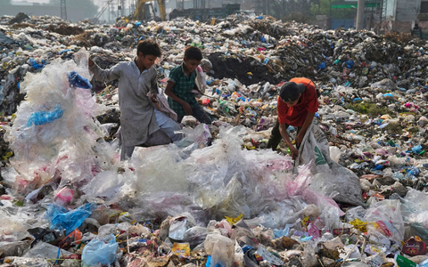Plastikabfall wird auch exportiert und vermüllt viele Entwicklungsländer (Symbolbild) - Foto: K.M. Chaudary/AP/dpa