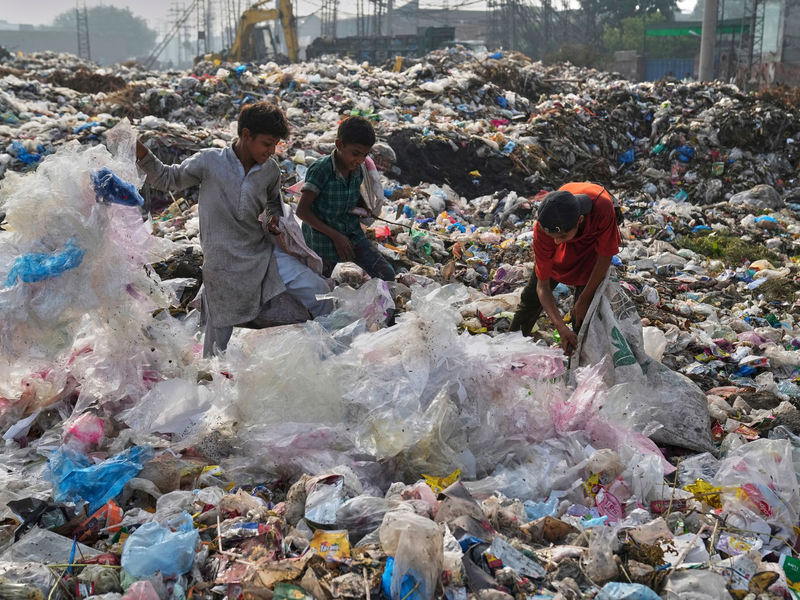 Plastikabfall wird auch exportiert und vermüllt viele Entwicklungsländer (Symbolbild) - Foto: K.M. Chaudary/AP/dpa