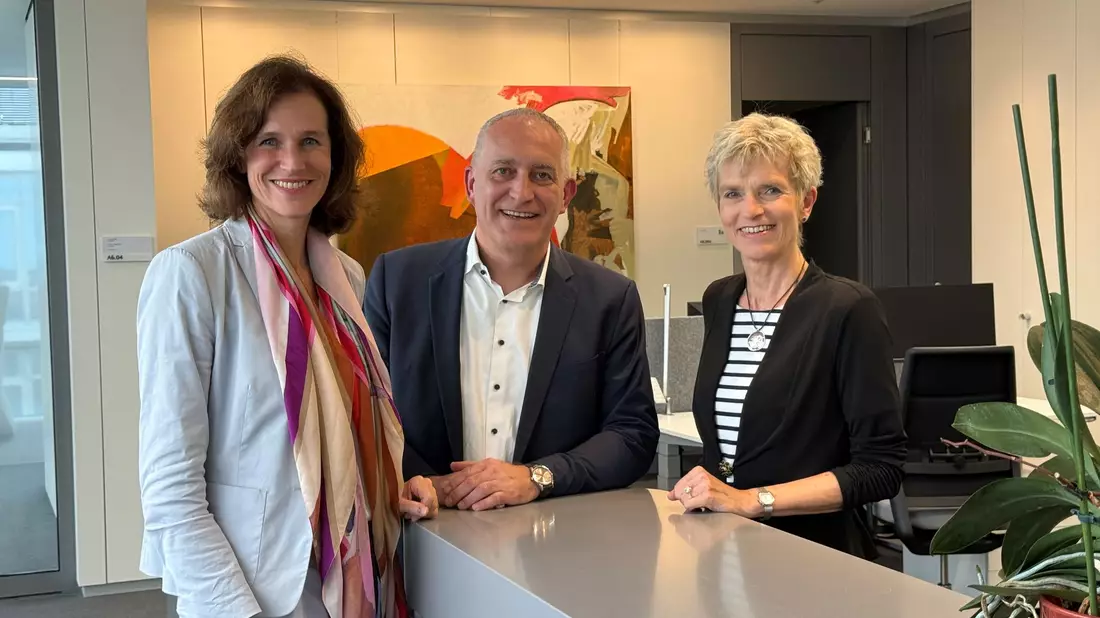 Birgit Steinborn (r) legt ihr Mandat als Gesamtbetriebsratsvorsitzende nach elfeinhalb Jahren nieder. Die Siemens-Personalchefin Judith Wiese (l) und der zweite Vorsitzende der IG Metall, Jürgen Kerner würdigten ihre Arbeit. (Archivbild) - Bild: Christof Rührmair/dpa