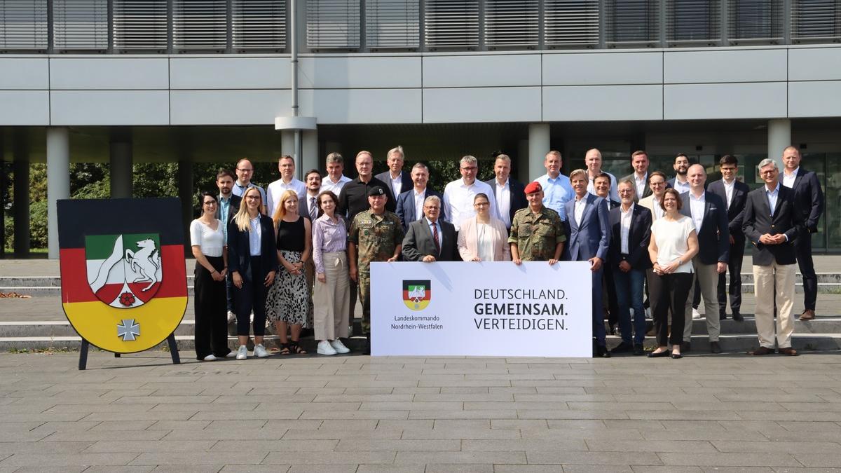Operationsplan Deutschland: Vertreter der Industrie- und Handelskammern aus NRW zu Gast im Landeskommando Nordrhein-Westfalen - Foto: presseportal.de