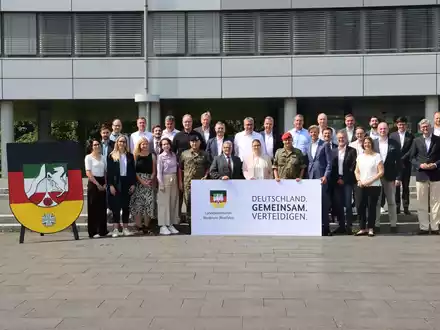 Operationsplan Deutschland: Vertreter der Industrie- und Handelskammern aus NRW zu Gast im Landeskommando Nordrhein-Westfalen - Foto: presseportal.de
