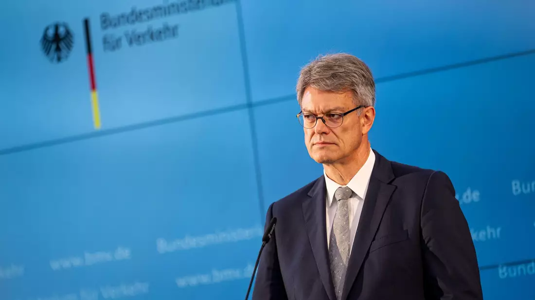Verkehrsminister Schnieder hat den personellen Umbruch bei der Bahn eingeleitet.  - Bild: Fabian Sommer/dpa
