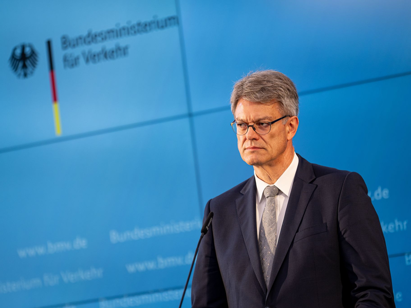 Verkehrsminister Schnieder hat den personellen Umbruch bei der Bahn eingeleitet.  - Foto: Fabian Sommer/dpa