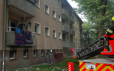 FW Bergheim: Feuerwehr rettet mehrere Personen bei Kellerbrand in Bergheim Sieben Personen über Leitern aus Mehrfamilienhaus gerettet - Feuerwehr brachte Brand schnell unter Kontrolle - Foto: presseportal.de FW Bergheim: Feuerwehr rettet mehrere Personen bei Kellerbrand in Bergheim Sieben Personen über Leitern aus Mehrfamilienhaus gerettet - Feuerwehr brachte Brand schnell unter Kontrolle - Foto: presseportal.de