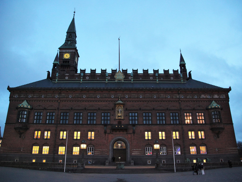 Im Rathaus von Kopenhagen wurde im vergangenen Jahr eine Rekordzahl an Eheschließungen verzeichnet. (Archivbild) - Foto: Steffen Trumpf/dpa
