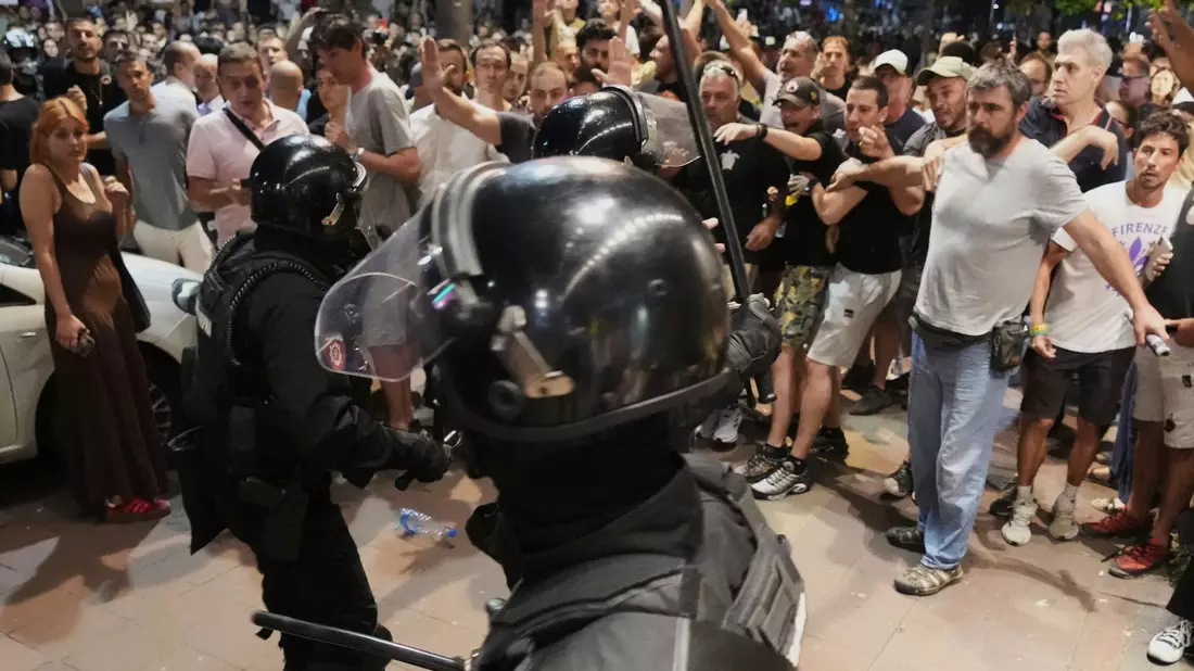 Die Proteste gegen die Regierung eskalieren. (Archivbild) - Bild: Darko Vojinovic/AP/dpa