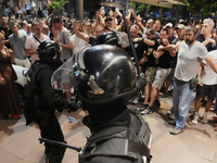 Die Proteste gegen die Regierung eskalieren. (Archivbild) - Foto: Darko Vojinovic/AP/dpa