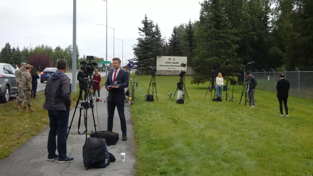 Journalisten stehen am Militärstützpunkt, auf dem das Treffen zwischen Putin und Trump voraussichtlich stattfindet. - Bild: Luzia Geier/dpa