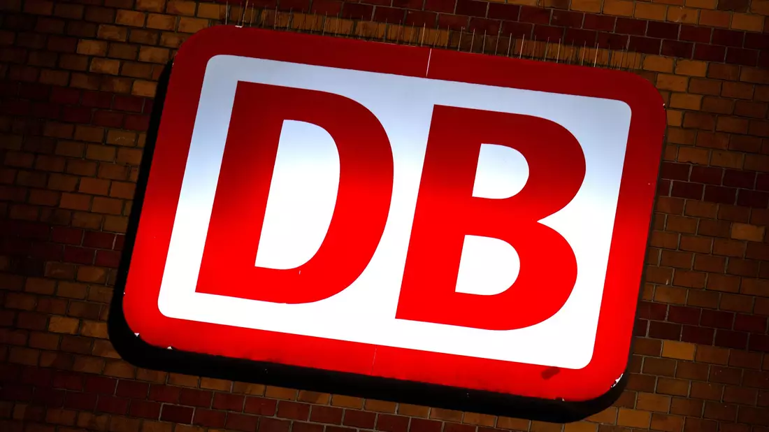 Der ICE blieb auf offener Strecke liegen. (Symbolbild) - Bild: Sina Schuldt/dpa
