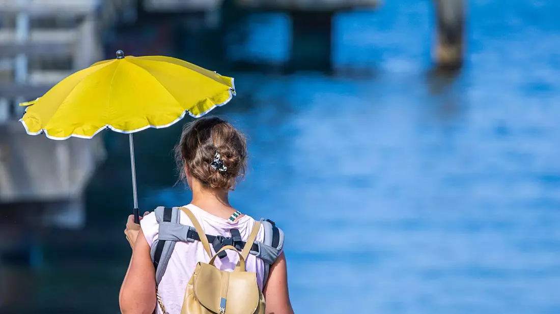Manche helfen sich mit Sonnenschirmen.  - Bild: Jens Büttner/dpa