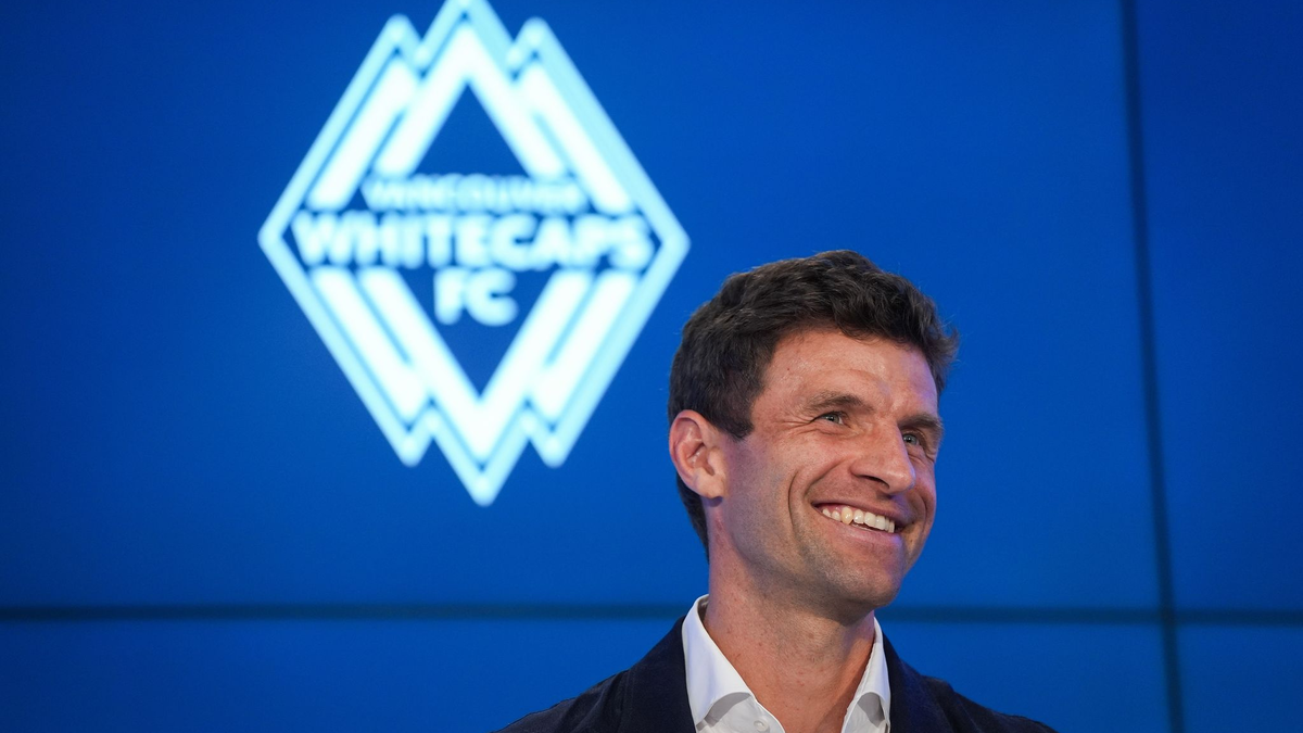 Müller bekam als Gastgeschenke eine Adler-Feder und ein handgefertiges Stirnband. - Foto: Darryl Dyck/Canadian Press via ZUMA Press/dpa