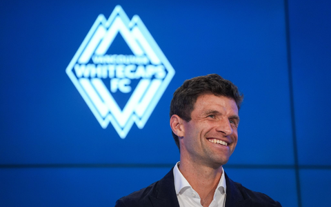 Müller bekam als Gastgeschenke eine Adler-Feder und ein handgefertiges Stirnband. - Foto: Darryl Dyck/Canadian Press via ZUMA Press/dpa